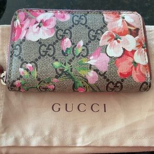 GUCCI - 🌸 GUCCI Monogram Blooms Wallet